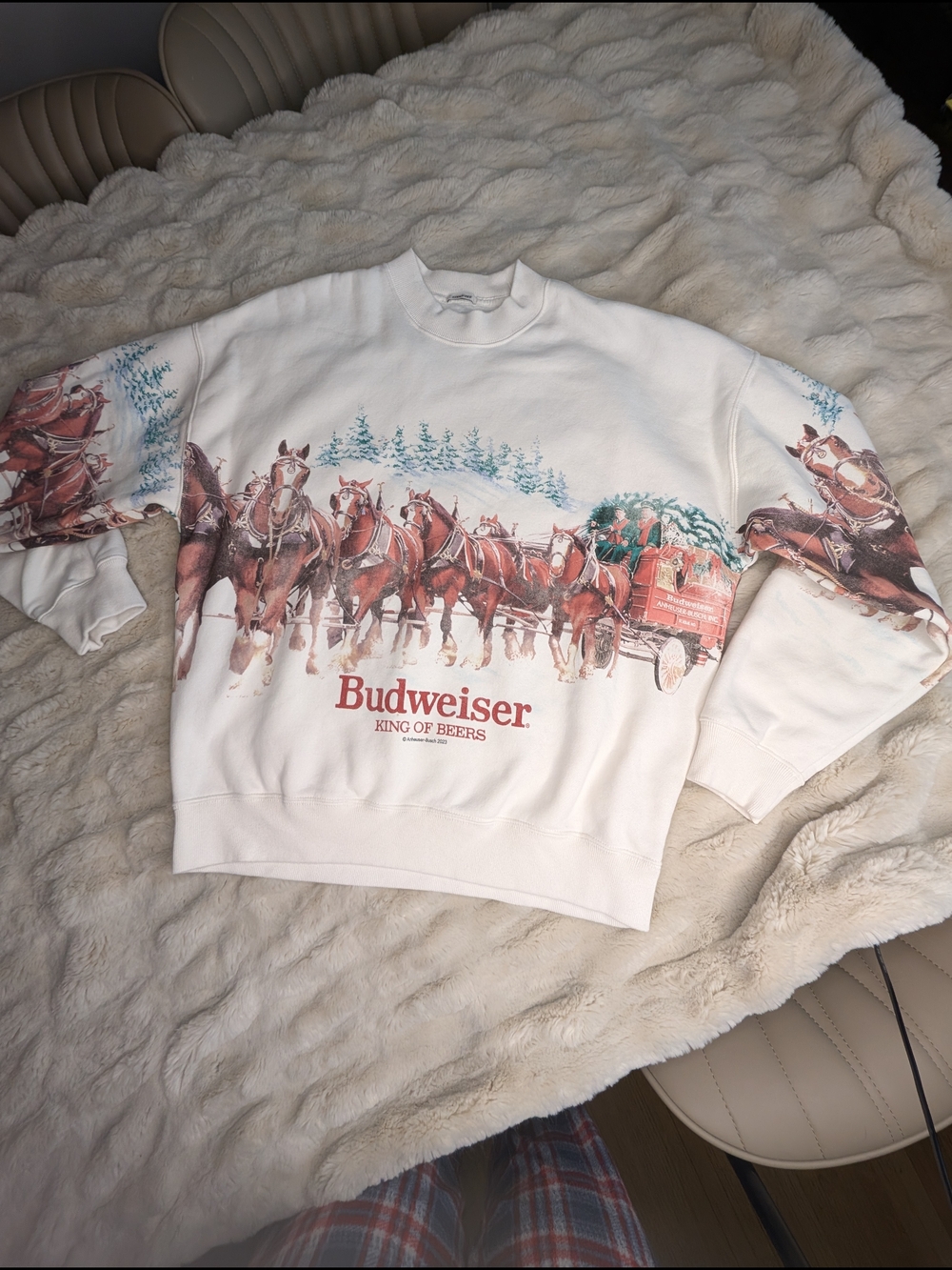 Abercrombie & Fitch Oversized Budweiser Clydesdale Holiday Graphic - Picture 7 of 16